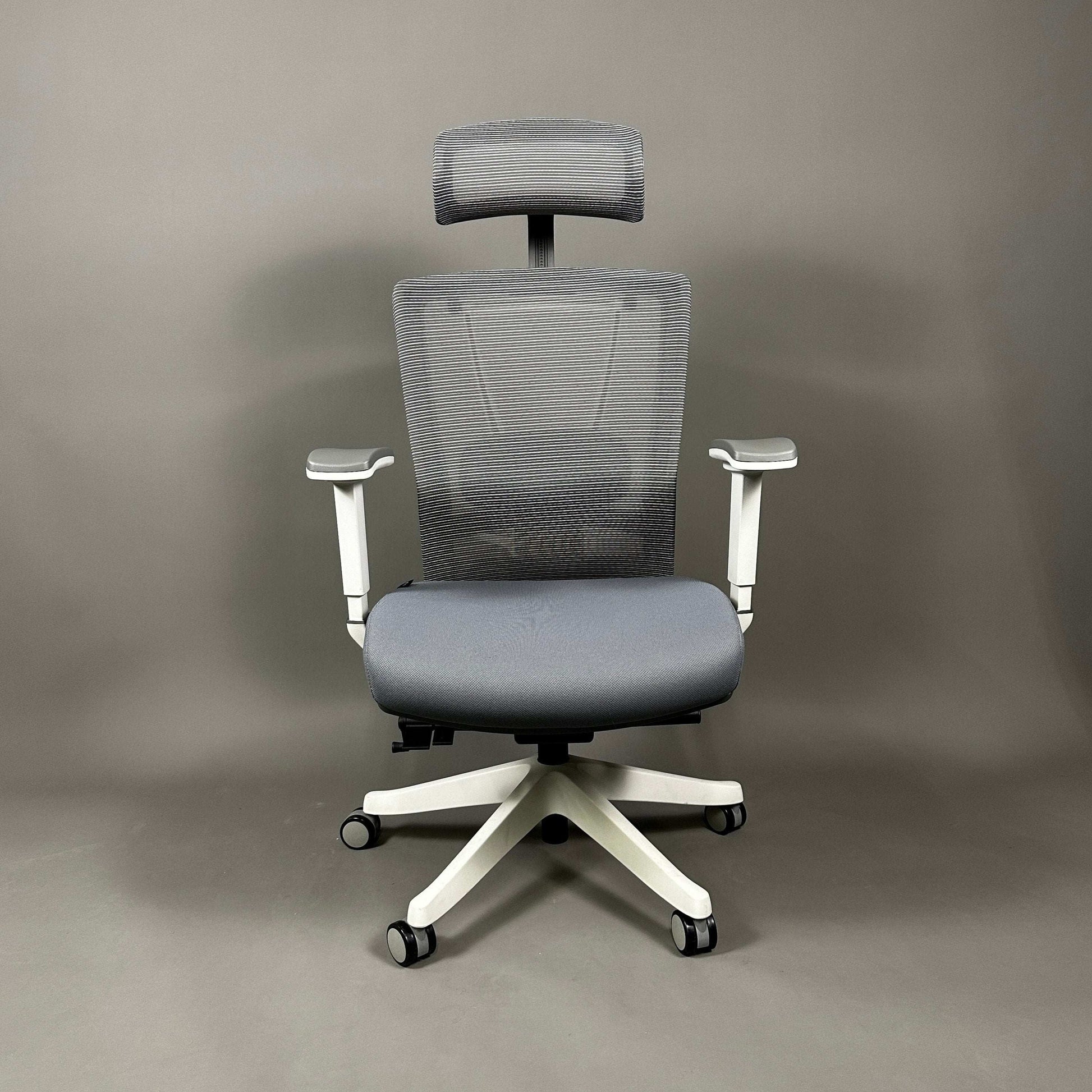 Ergonomischer Bürostuhl in weißem Aluminiumgestell mit grauem Stoffsitz und grauer Mesh-Rückenlehne mit Kopfstütze.