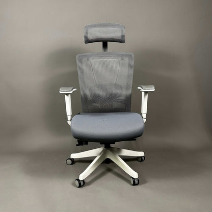 Ergonomischer Bürostuhl in weißem Aluminiumgestell mit grauem Stoffsitz und grauer Mesh-Rückenlehne mit Kopfstütze.