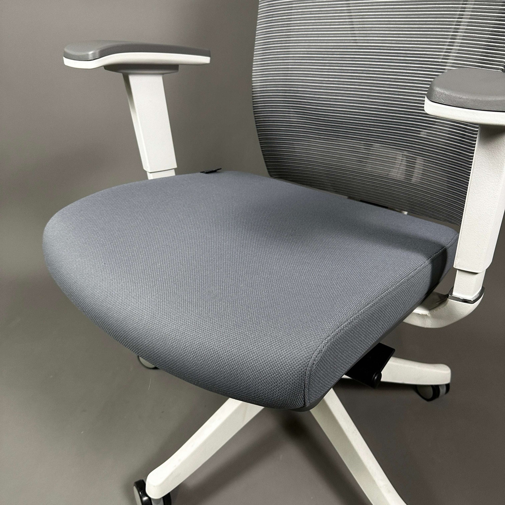Ergonomischer Bürostuhl Ergo1 in weißem Aluminiumrahmen mit grauem Stoffsitz und Mesh-Rückenlehne, verstellbaren Armlehnen und Kopfstütze