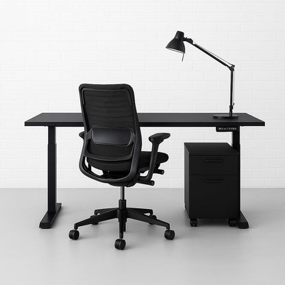 FLEX EHV-2 elektrisch höhenverstellbarer Schreibtisch in schwarz mit ergonomischem Bürostuhl und Schreibtischlampe vor weißer Ziegelwand