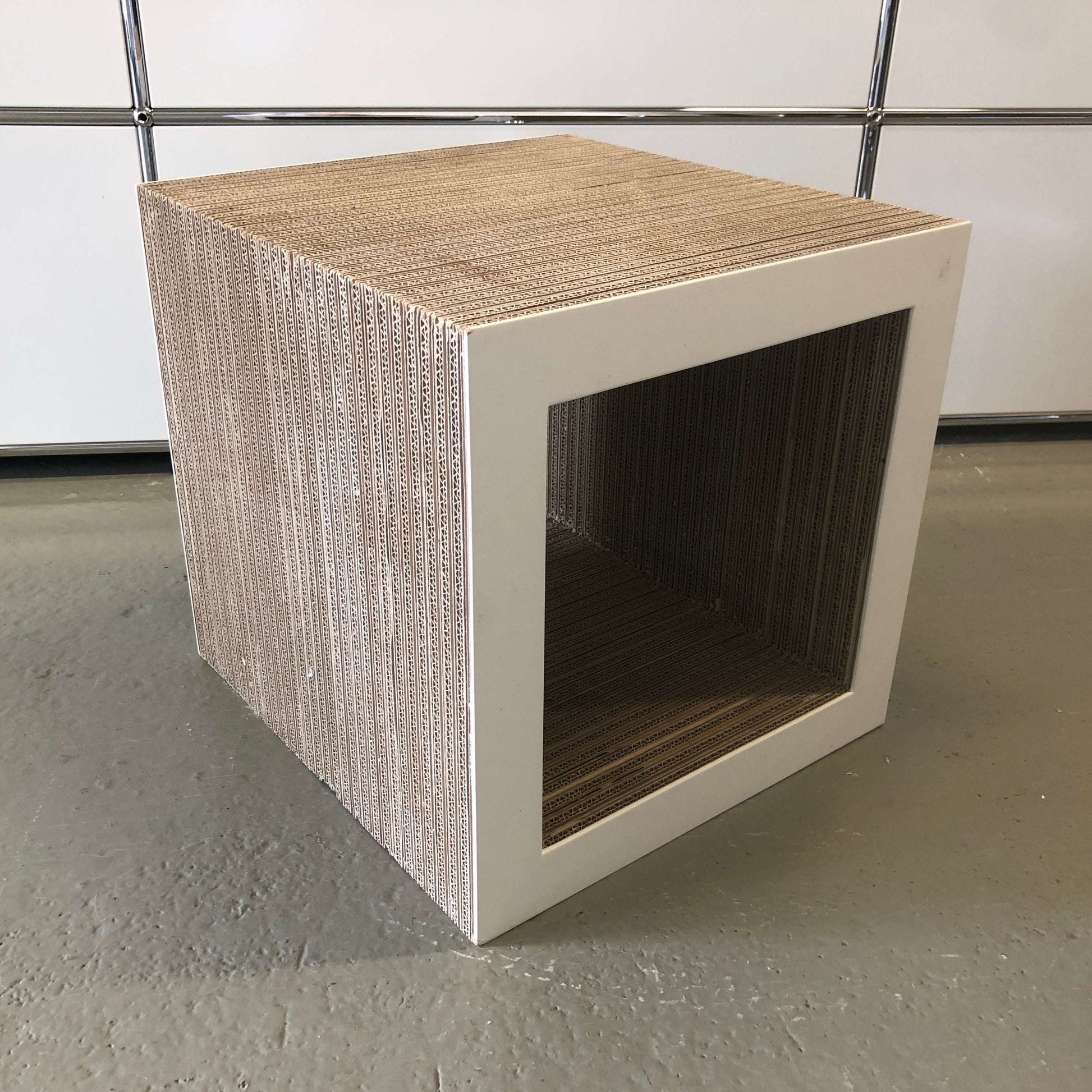 Frank Gehry Low Table made of corrugated cardboard and matte white painted wood, measuring 40x40x42cm.