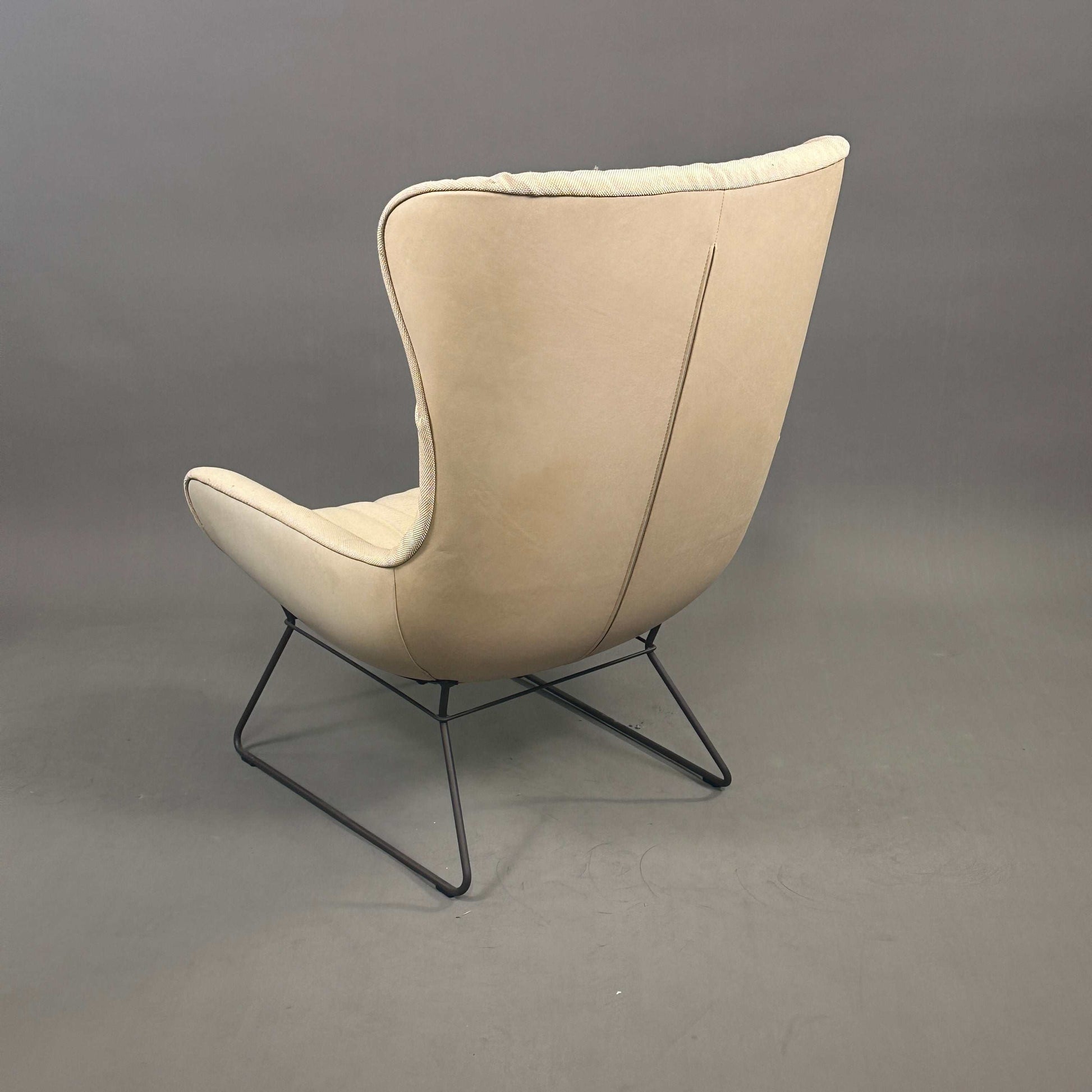 Freifrau Manufaktur Leya Wingback Sessel mit cremefarbenem Stoffbezug und Metallgestell von hinten