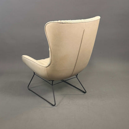Freifrau Manufaktur Leya Wingback Sessel mit cremefarbenem Stoffbezug und Metallgestell von hinten