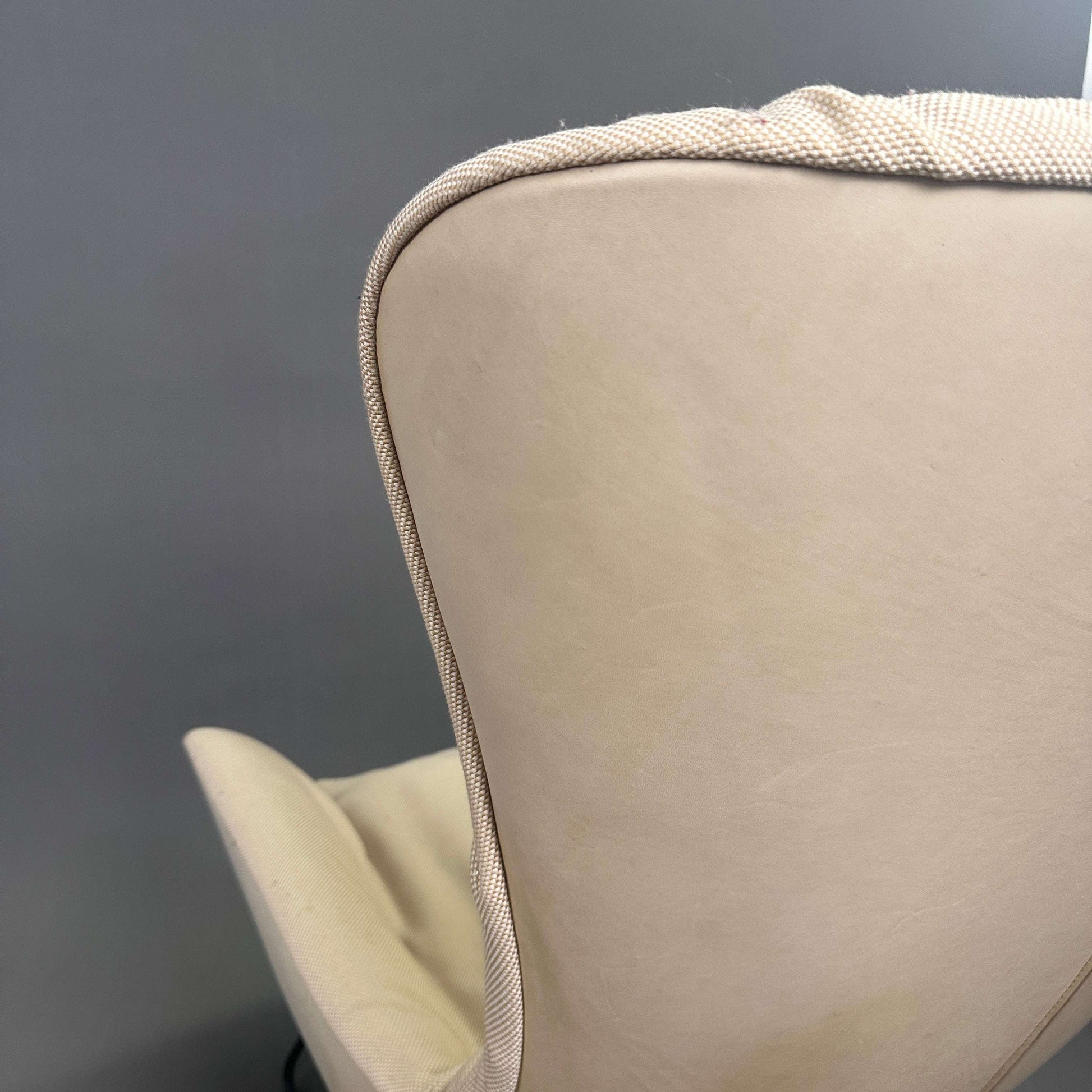 Freifrau Manufaktur Leya Wingback Sessel mit creme Stoffbezug und Hocker, Rücken aus Leder, handgefertigt in Lemgo