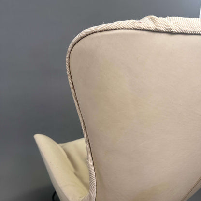 Freifrau Manufaktur Leya Wingback Sessel mit creme Stoffbezug und Hocker, Rücken aus Leder, handgefertigt in Lemgo