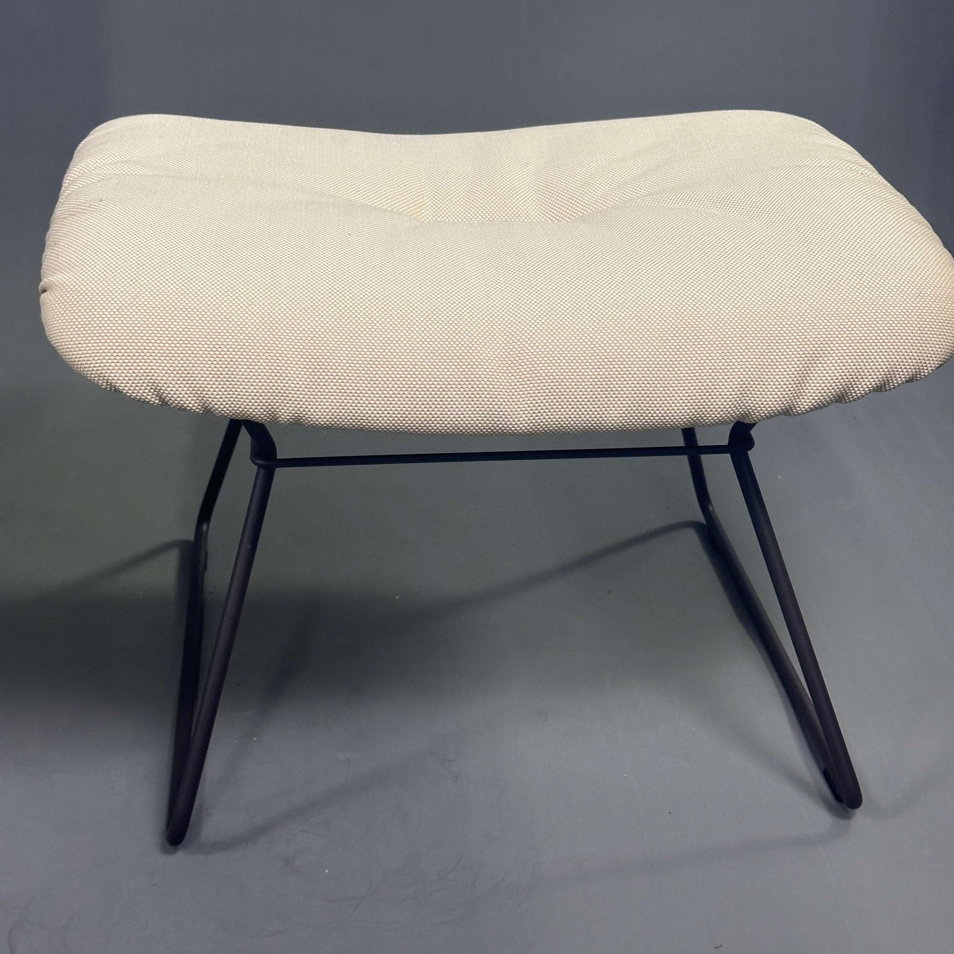 Freifrau Manufaktur Leya Wingback creme Stoffhocker mit schwarzem Metallgestell
