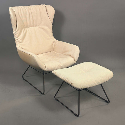 Freifrau Manufaktur Leya Wingback Sessel mit Hocker cremefarben aus Stoff und Leder, modernes Design, handgefertigt in Lemgo