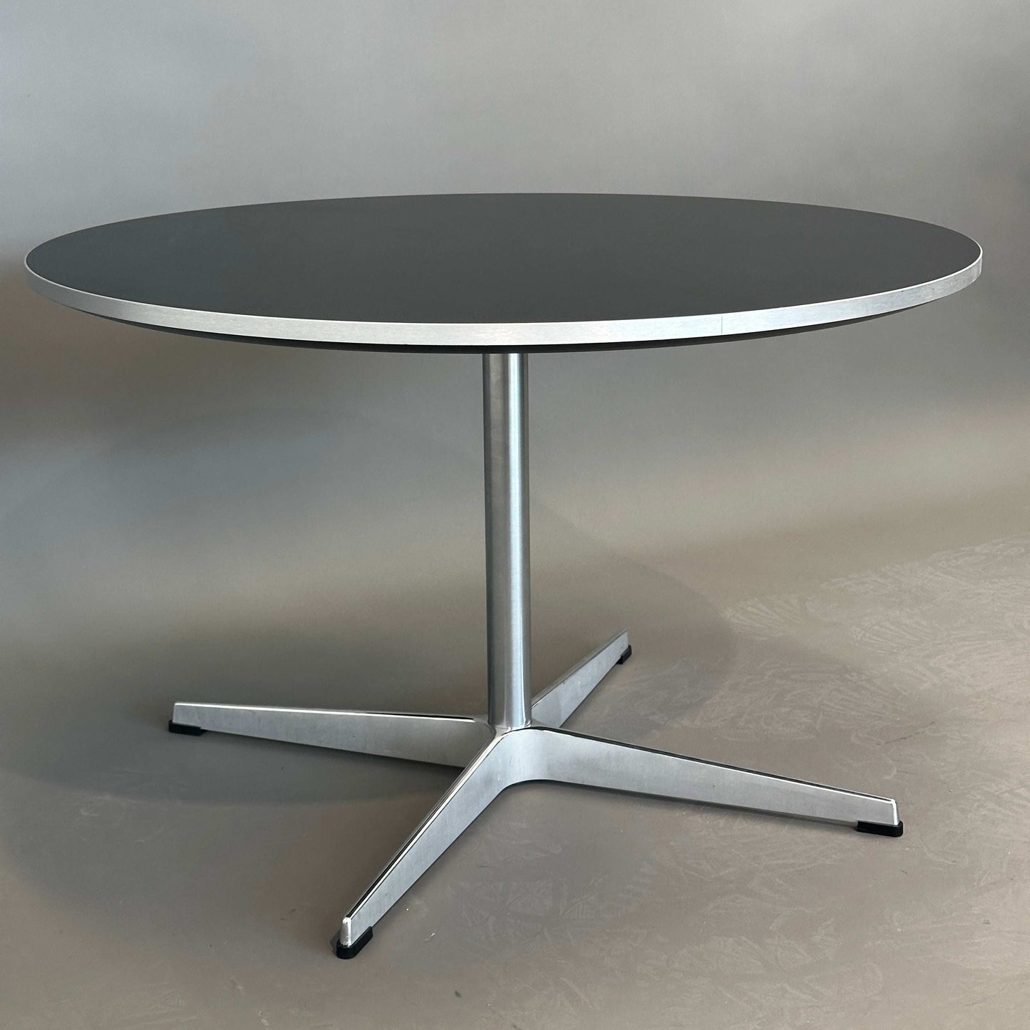 Fritz Hansen Beistellltisch a222 runder Couchtisch mit schwarzer laminatbeschichteter Tischplatte und Aluminiumgestell, 75 cm Durchmesser, 47 cm Höhe