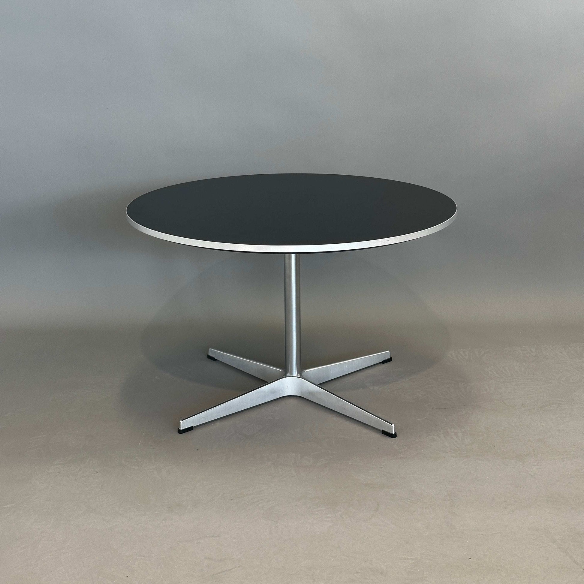Fritz Hansen Beistellltisch a222 runder Kaffeetisch schwarz laminierte Tischplatte mit Aluminiumgestell