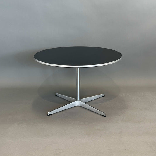 Fritz Hansen Beistellltisch a222 runder Kaffeetisch schwarz laminierte Tischplatte mit Aluminiumgestell