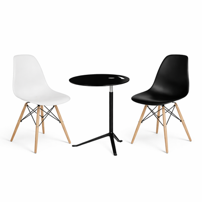 Fritz Hansen Little Friend Beistelltisch, höhenverstellbar, mit schwarzer Metallplatte und Gestell, zwischen zwei Eames Stühlen.