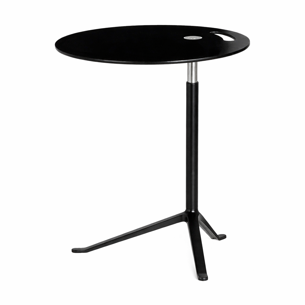 Fritz Hansen Little Friend Beistelltisch, höhenverstellbar, mit runder schwarzer Metallplatte und schwarzem Gestell.