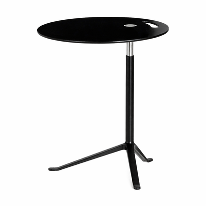 Fritz Hansen Little Friend Beistelltisch, höhenverstellbar, mit runder schwarzer Metallplatte und schwarzem Gestell.