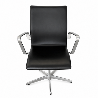 Fritz Hansen Oxford Konferenzstuhl mit schwarzem Lederbezug und satingebürstetem Aluminiumgestell, drehbar.