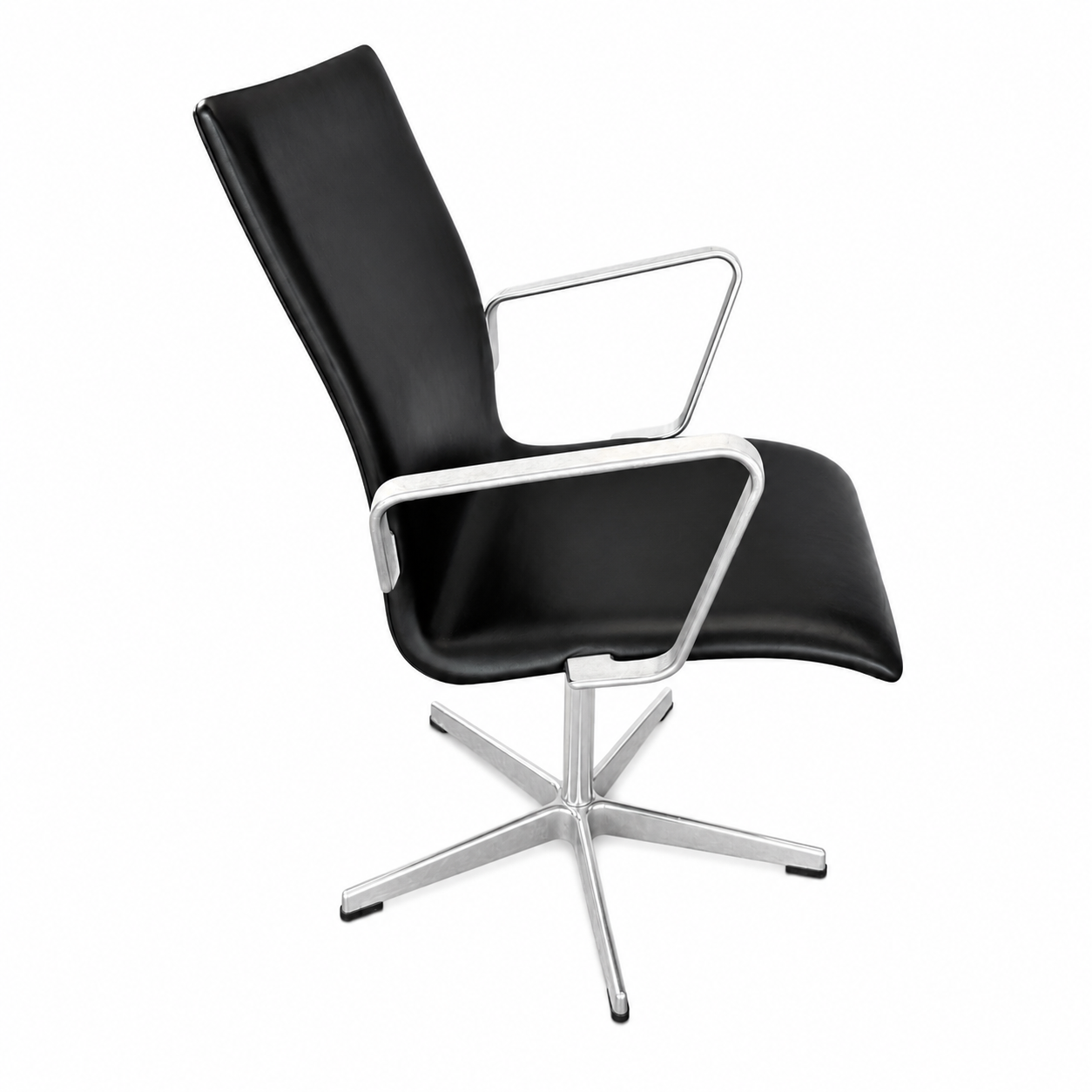 Fritz Hansen Oxford Konferenzstuhl mit schwarzem Lederbezug und satingebürstetem Aluminiumgestell, drehbar.