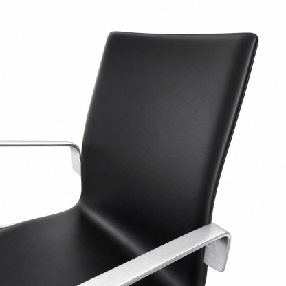 Fritz Hansen Oxford Konferenzstuhl mit schwarzem Lederbezug und satingebürstetem Aluminiumgestell.
