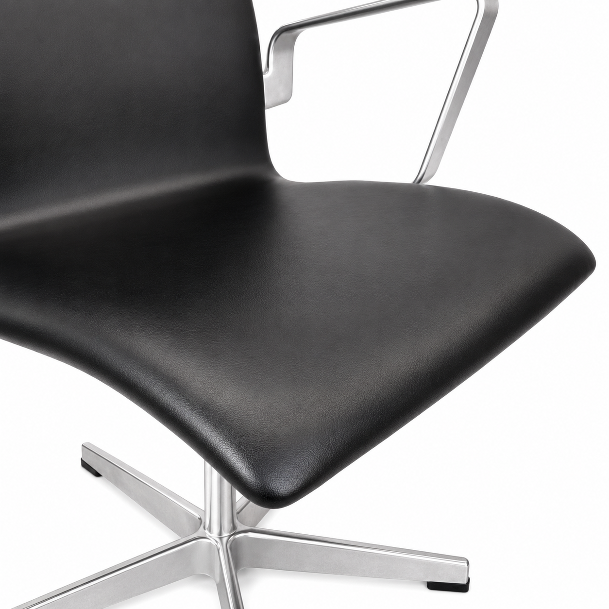 Fritz Hansen Oxford Konferenzstuhl mit schwarzem Lederbezug und satingebürstetem Aluminiumgestell, drehbar.