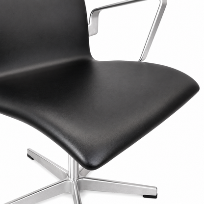 Fritz Hansen Oxford Konferenzstuhl mit schwarzem Lederbezug und satingebürstetem Aluminiumgestell, drehbar.