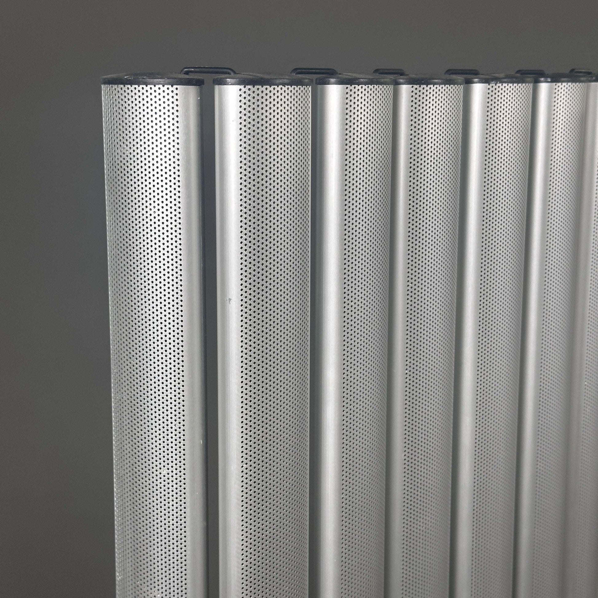 Fritz Hansen Raumteiler Viper aus Aluminium, 162x300 cm, moderner Raumteiler mit perforiertem Design