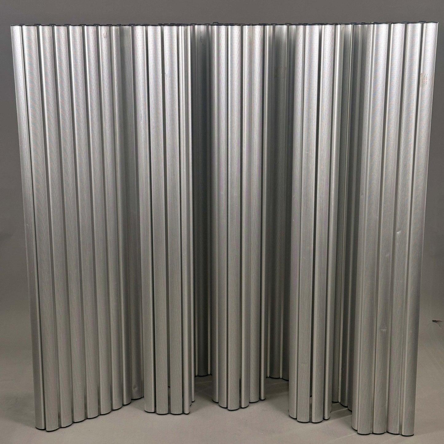 Fritz Hansen Raumteiler Viper aus Aluminium in silberner Optik, 162x300 cm groß