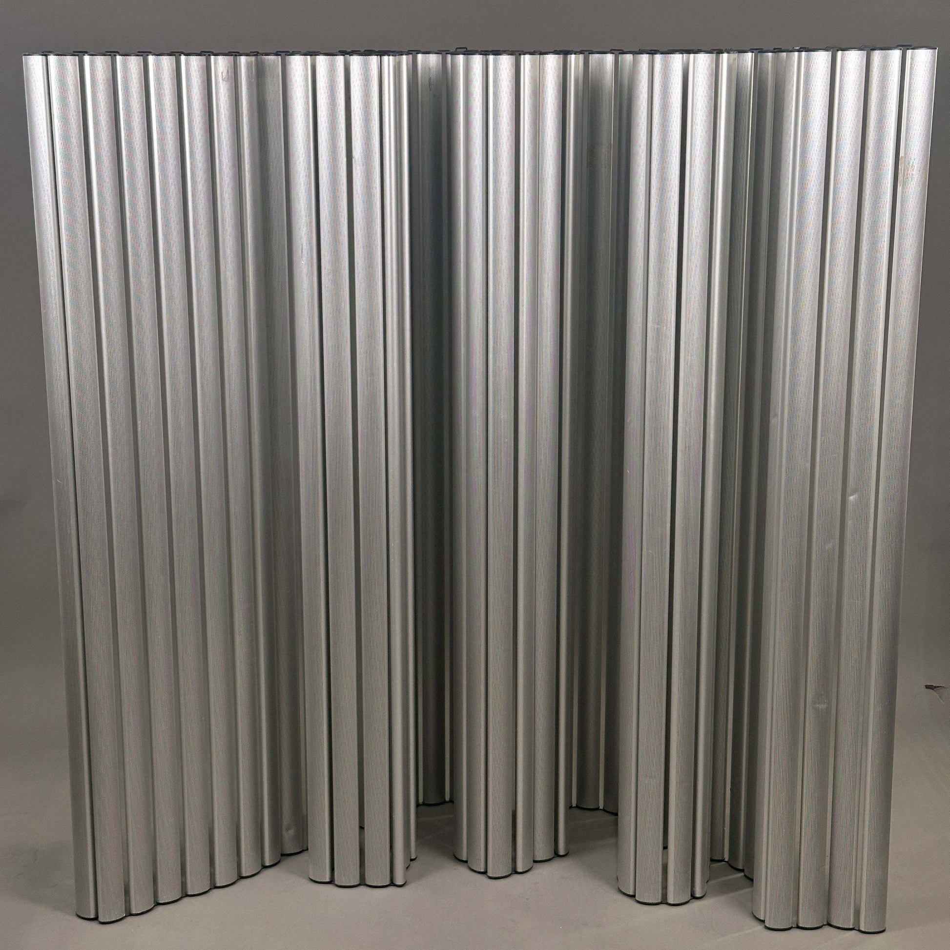 Fritz Hansen Raumteiler Viper aus Aluminium in silberner Optik, 162x300 cm groß