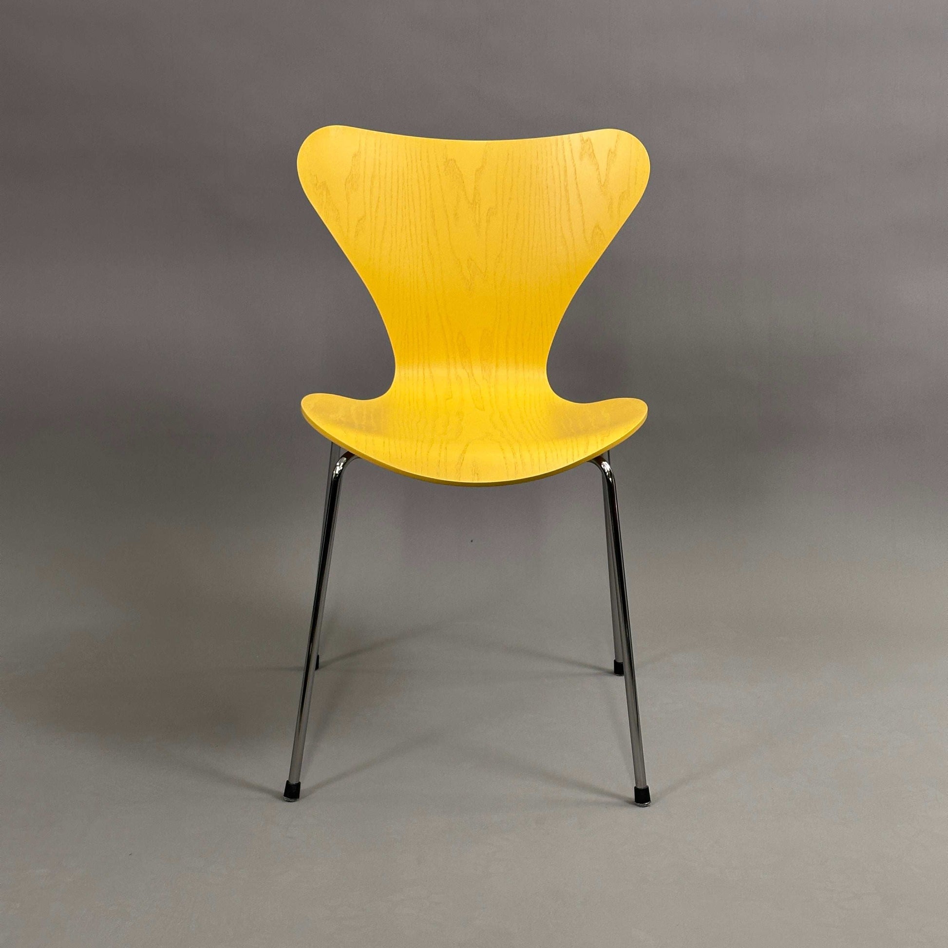 Fritz Hansen Serie 7 stapelbarer Holzstuhl in gelb mit chromgestell