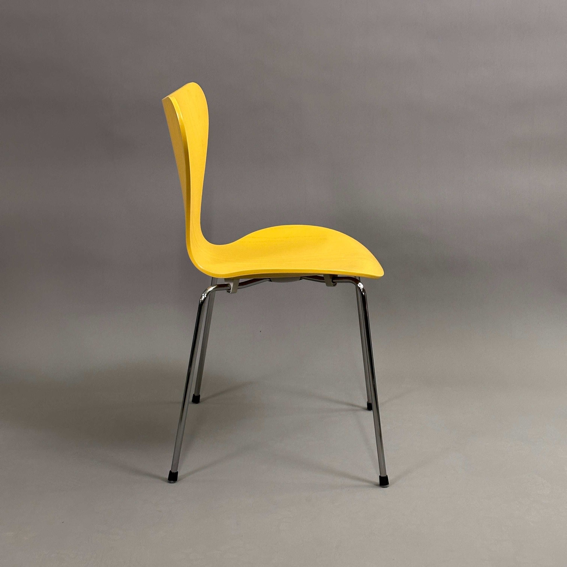 Fritz Hansen Serie 7 Stapelstuhl mit gelber Holzsitzschale und Chromgestell
