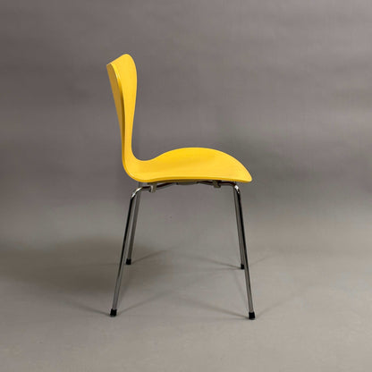 Fritz Hansen Serie 7 Stapelstuhl mit gelber Holzsitzschale und Chromgestell