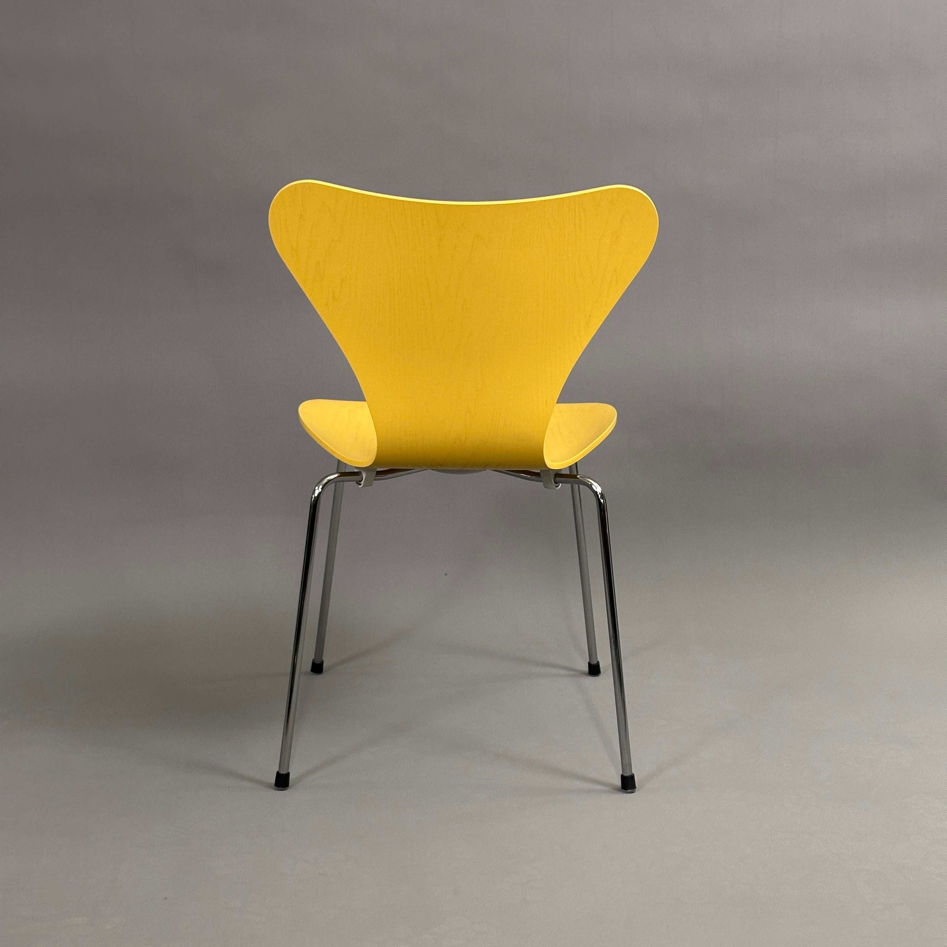 Fritz Hansen Serie 7 Stapelstuhl mit gelber Holzsitzschale und Chromgestell