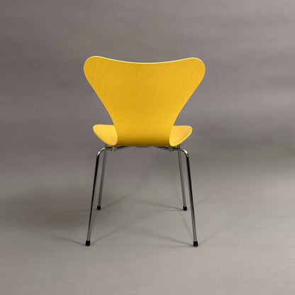 Fritz Hansen Serie 7 Stapelstuhl mit gelber Holzsitzschale und Chromgestell