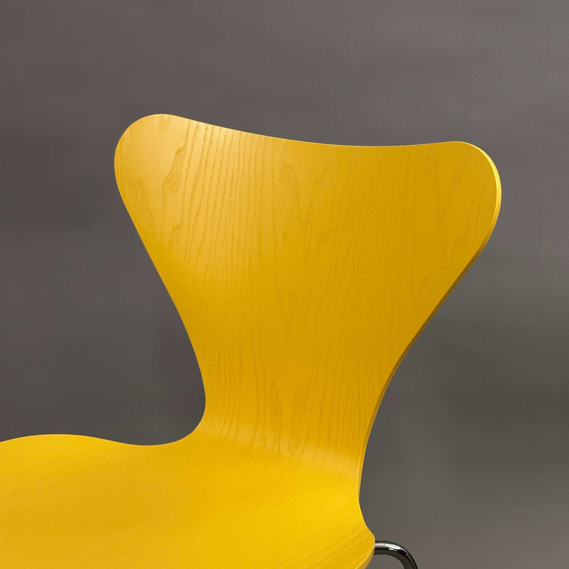 Fritz Hansen Serie 7 Stapelstuhl mit gelb lasierter Holzsitzschale und Chromuntergestell