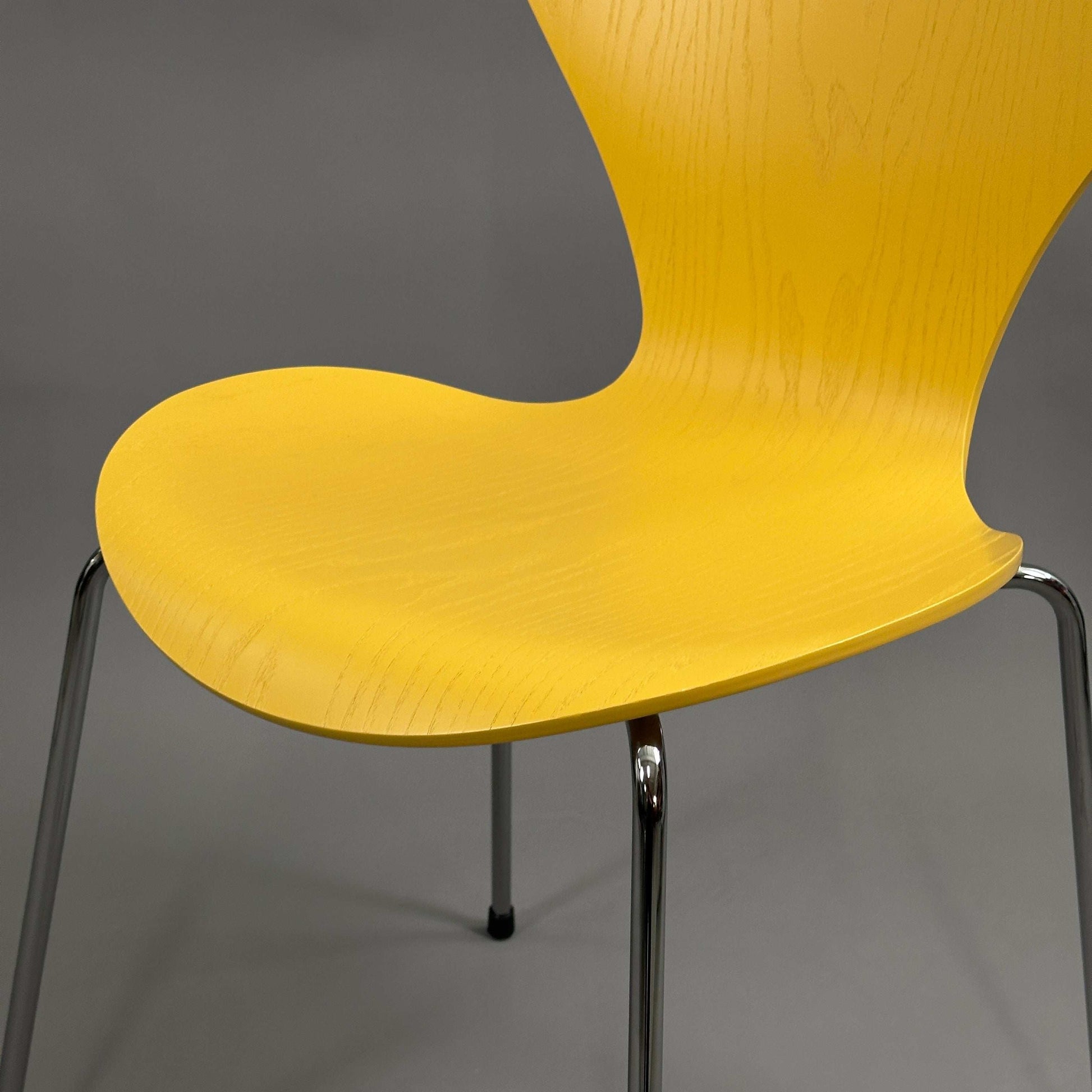 Fritz Hansen Serie 7 Stapelstuhl mit gelb lasierter Holzsitzschale und chromfarbenem Gestell