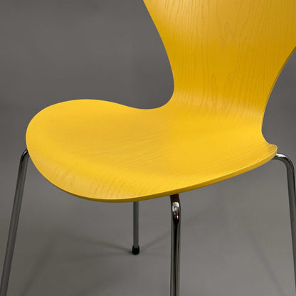 Fritz Hansen Serie 7 Stapelstuhl mit gelb lasierter Holzsitzschale und chromfarbenem Gestell