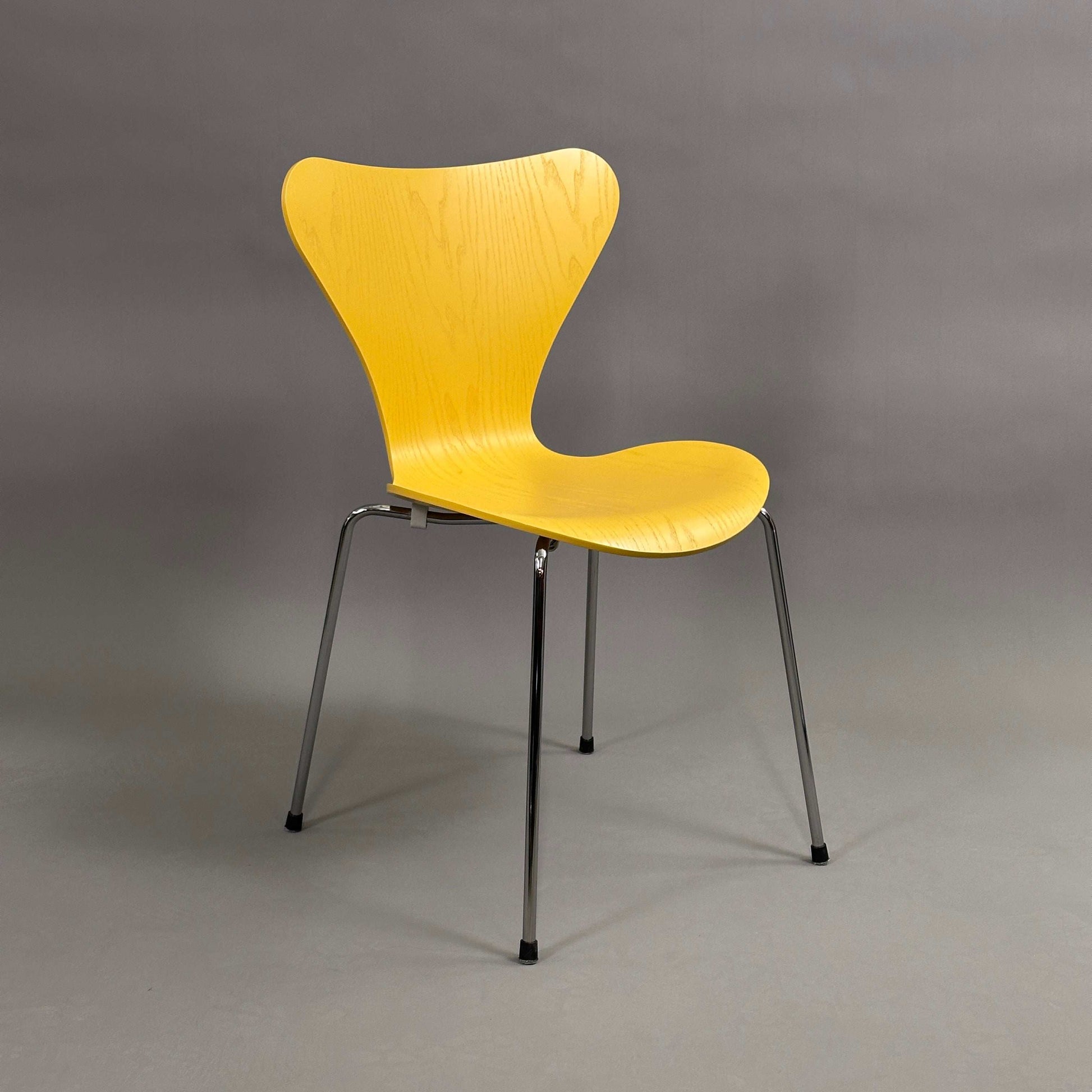 Fritz Hansen Serie 7 Stapelstuhl mit gelb lasierter Holzsitzschale und chromfarbenem Untergestell