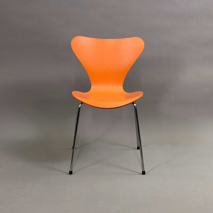 Fritz Hansen Serie 7 Stapelstuhl mit orange lasierter Holzsitzschale und Chromgestell