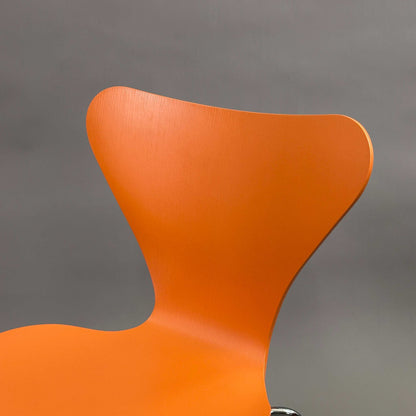 Fritz Hansen Serie 7 Stapelstuhl mit orange lasierter Holzsitzschale und Chrom-Untergestell