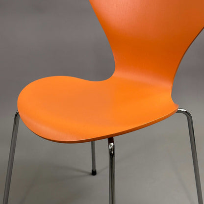 Fritz Hansen Serie 7 Stapelstuhl mit orange lasierter Holzsitzschale und Chrom-Untergestell