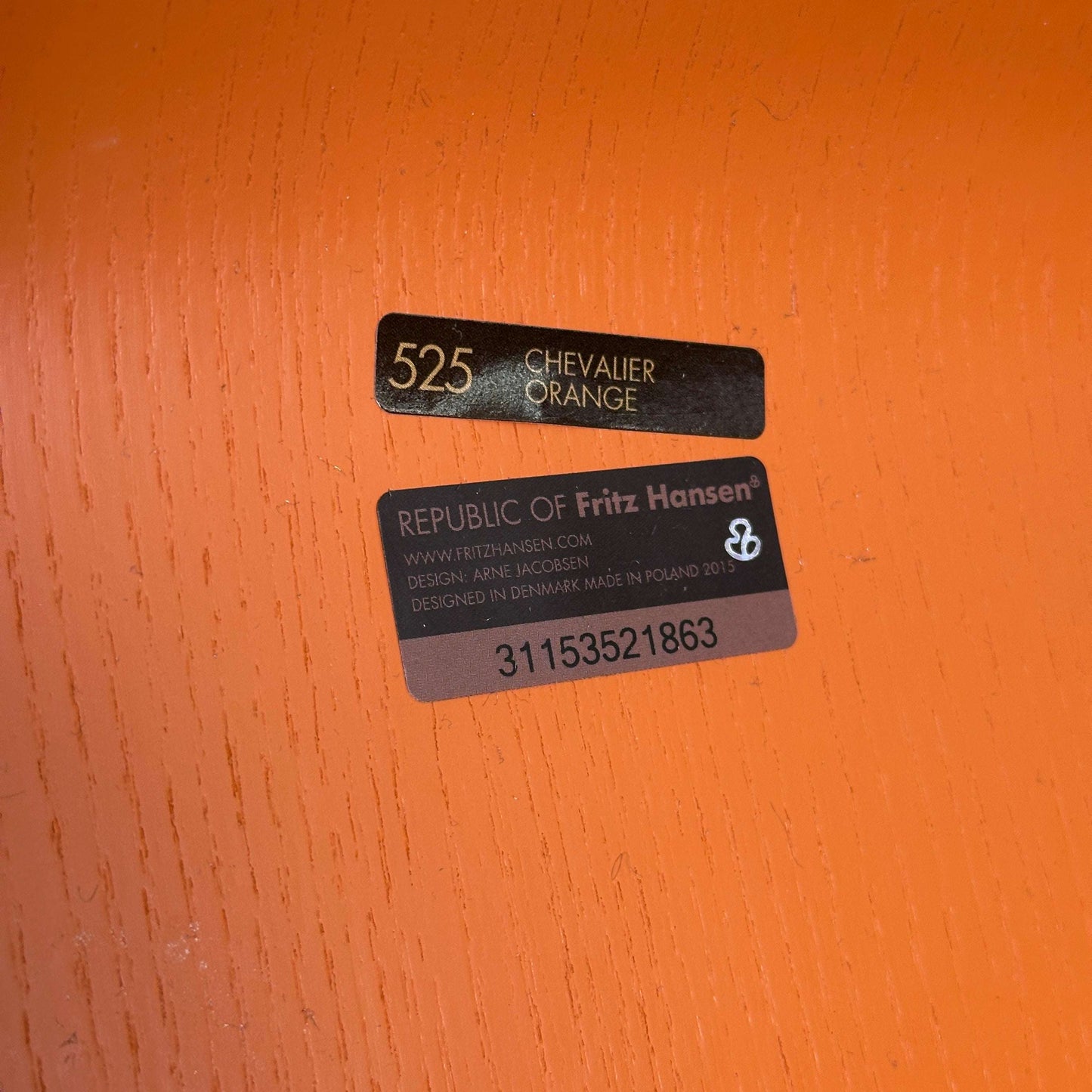 Fritz Hansen Serie 7 Stapelstuhl mit orange lasierter Holzsitzschale und Chromuntergestell in Chevalier Orange