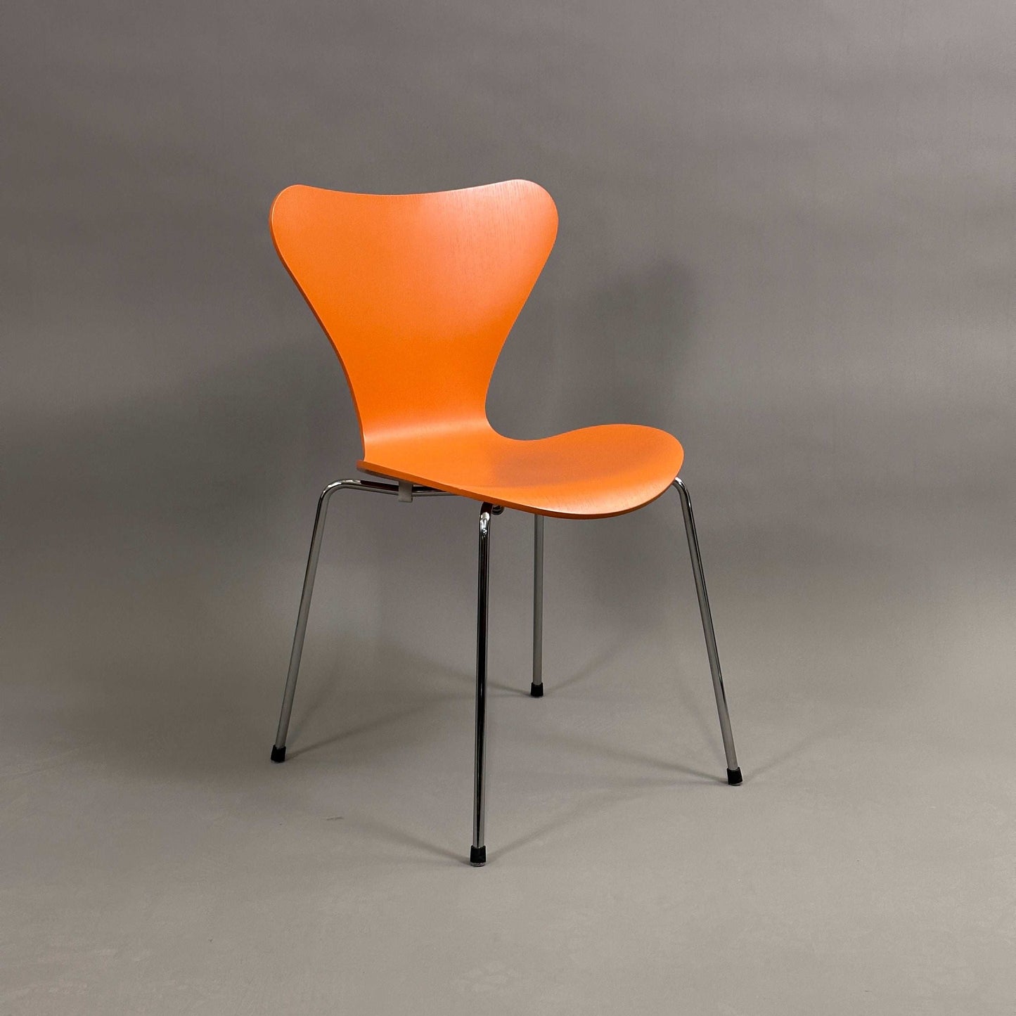 Fritz Hansen Serie 7 Stapelstuhl mit orange lasierter Holzsitzschale und chromfarbenem Untergestell