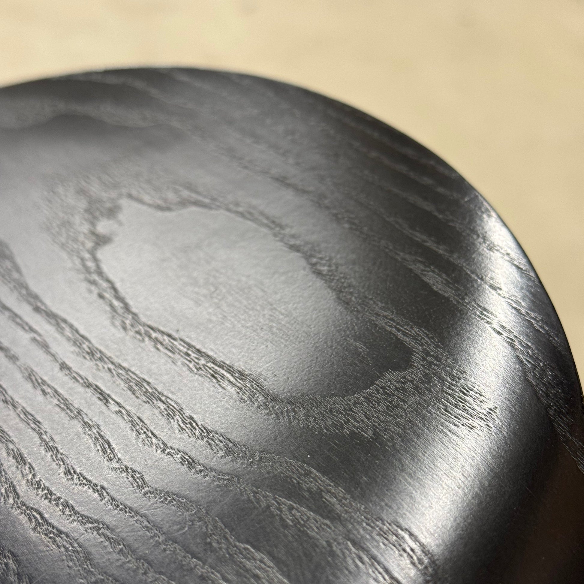Fritz Hansen Serie 7 Stapelstuhl, schwarze Holz-Sitzschale mit sichtbarer Maserung.