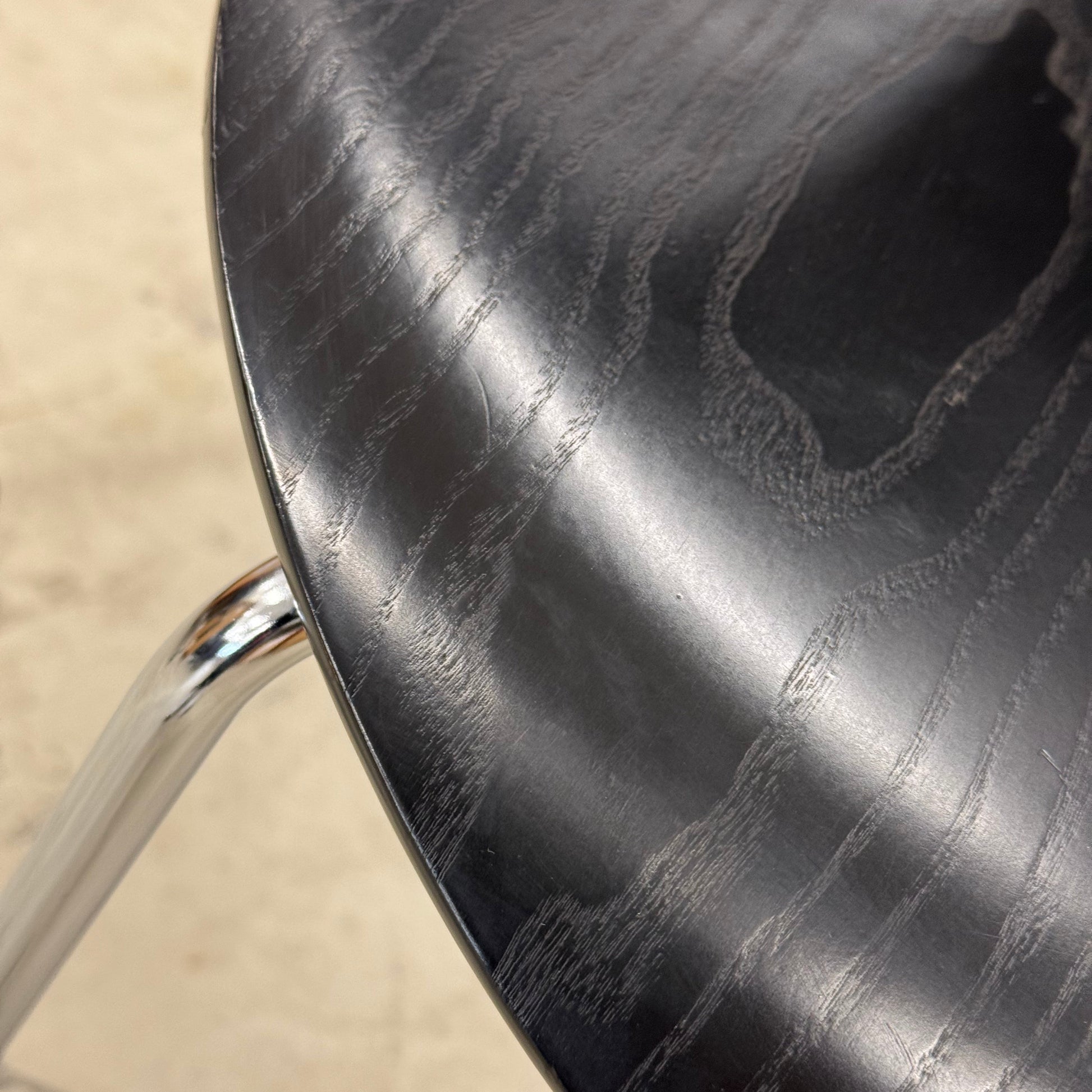 Fritz Hansen Serie 7 Stapelstuhl mit schwarz lasierter Holz-Sitzschale und Chromgestell, Nahaufnahme.