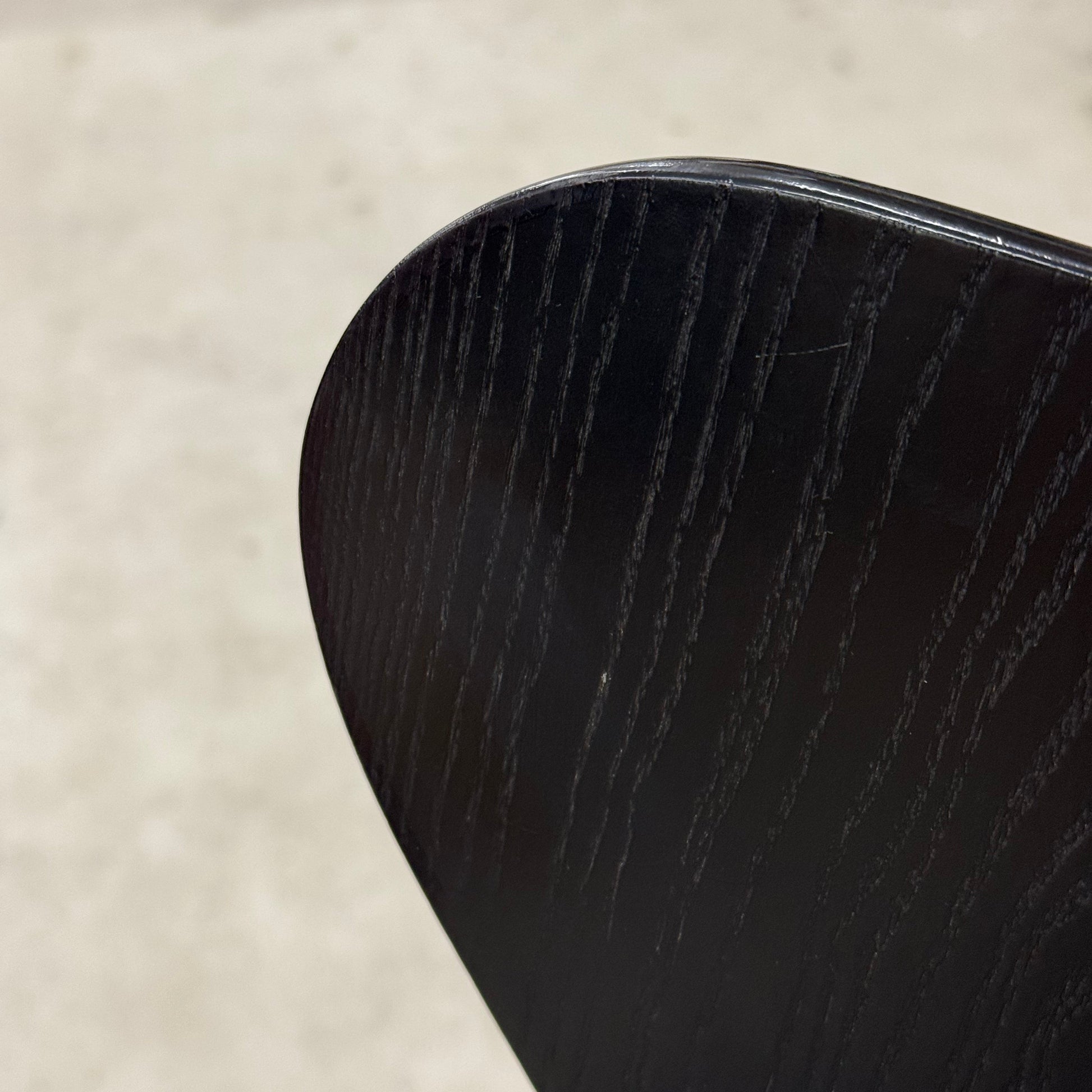 Fritz Hansen Serie 7 Stapelstuhl mit schwarz lasierter Holz-Sitzschale, Nahaufnahme der Maserung.