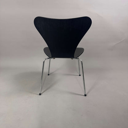 Fritz Hansen Serie 7 Stapelstuhl mit schwarz lasierter Holzsitzschale und chrom Untergestell, neuwertig