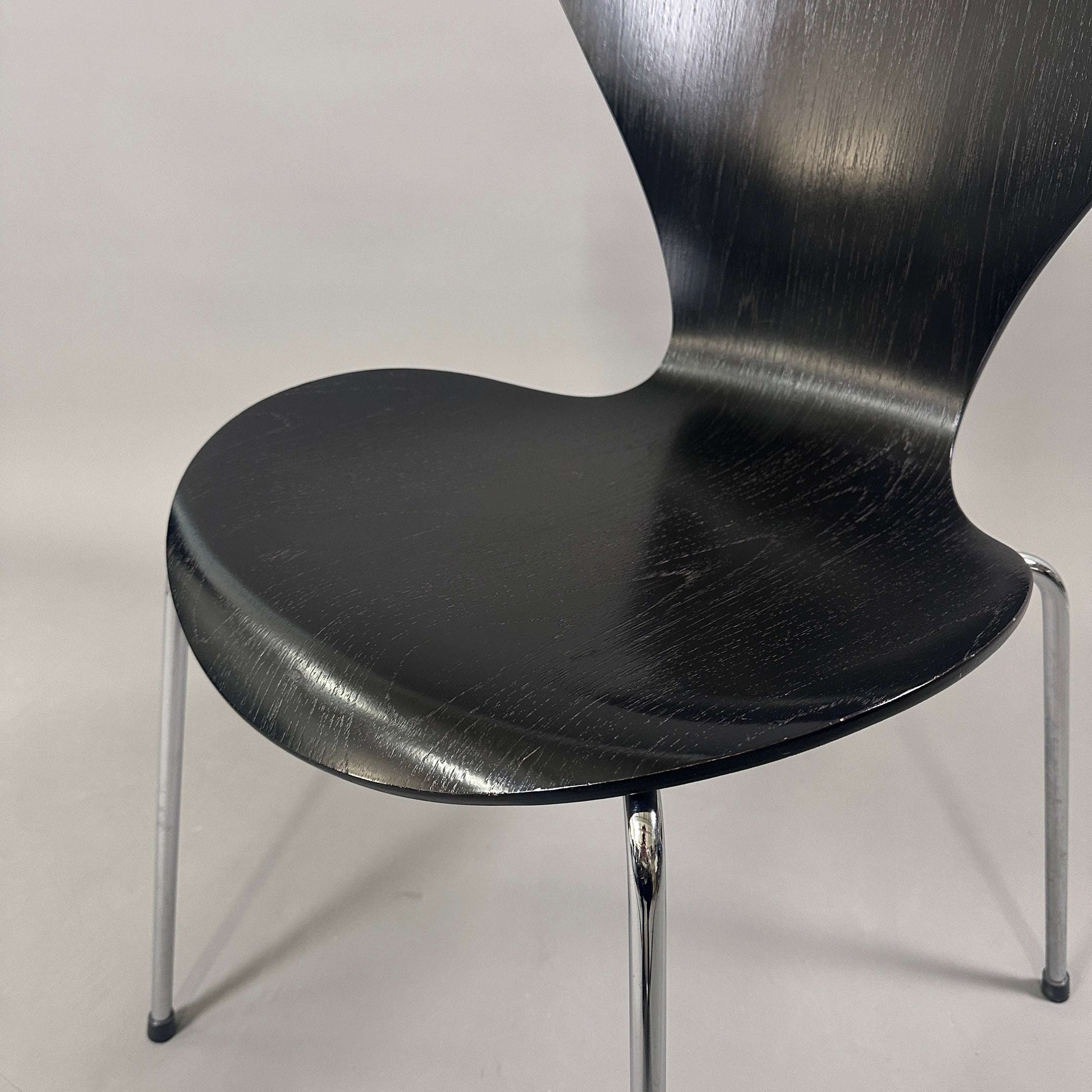 Fritz Hansen Serie 7 Stapelstuhl mit schwarz lasierter Holzsitzschale und Chromuntergestell, neuwertig
