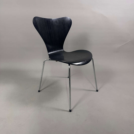 Fritz Hansen Serie 7 Stapelstuhl mit schwarz lasierter Holzsitzschale und chromgestell, neuwertiger Zustand