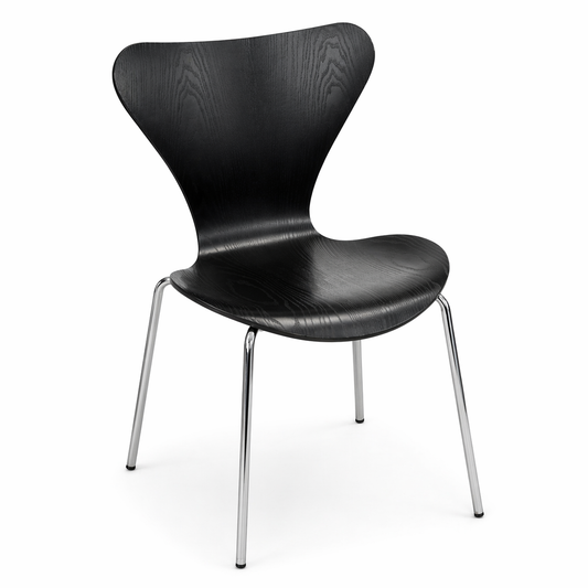Fritz Hansen Serie 7 Stapelstuhl mit schwarz lasierter Holzschale und Chromgestell.