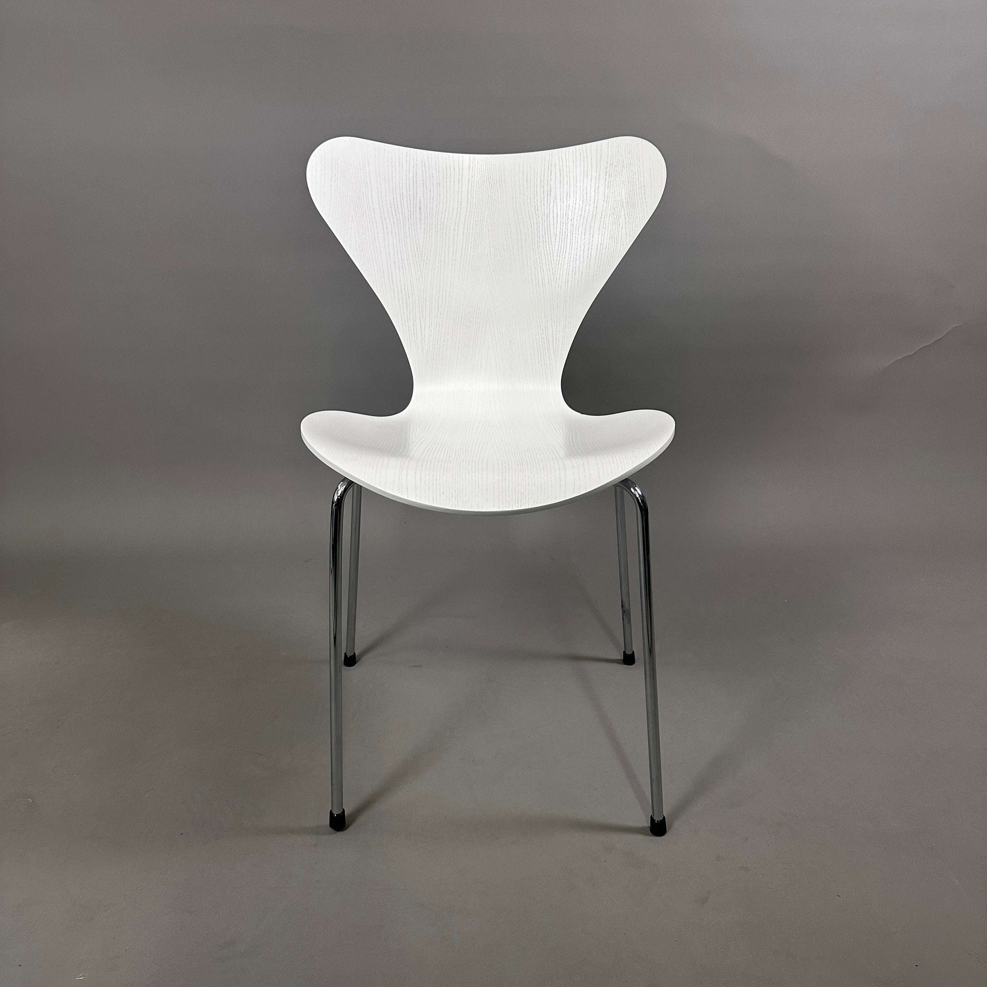 Fritz Hansen Serie 7 Stapelstuhl mit weiß lasierter Holzschale und chromgestell, neuwertig