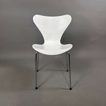 Fritz Hansen Serie 7 Stapelstuhl mit weiß lasierter Holzschale und chromgestell, neuwertig