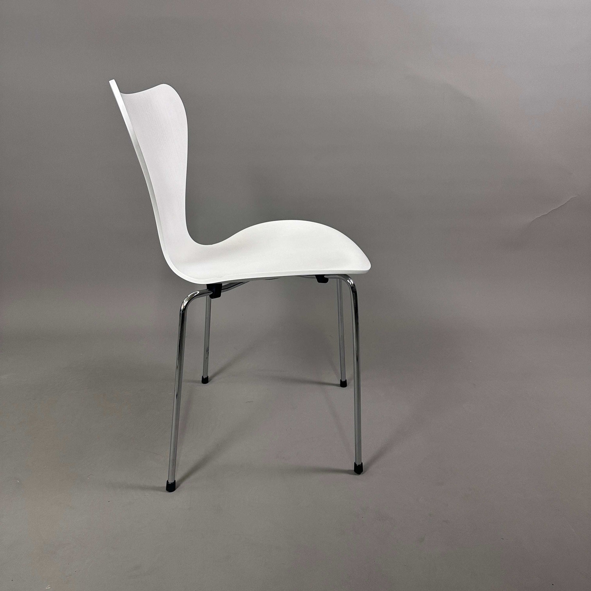 weißer Fritz Hansen Serie 7 Stapelstuhl mit weiß lasierter Holzsitzschale und Chromgestell, neuwertig