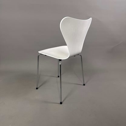 Fritz Hansen Serie 7 Stapelstuhl mit weiß lasierter Holzsitzschale und Chromgestell, neuwertig.